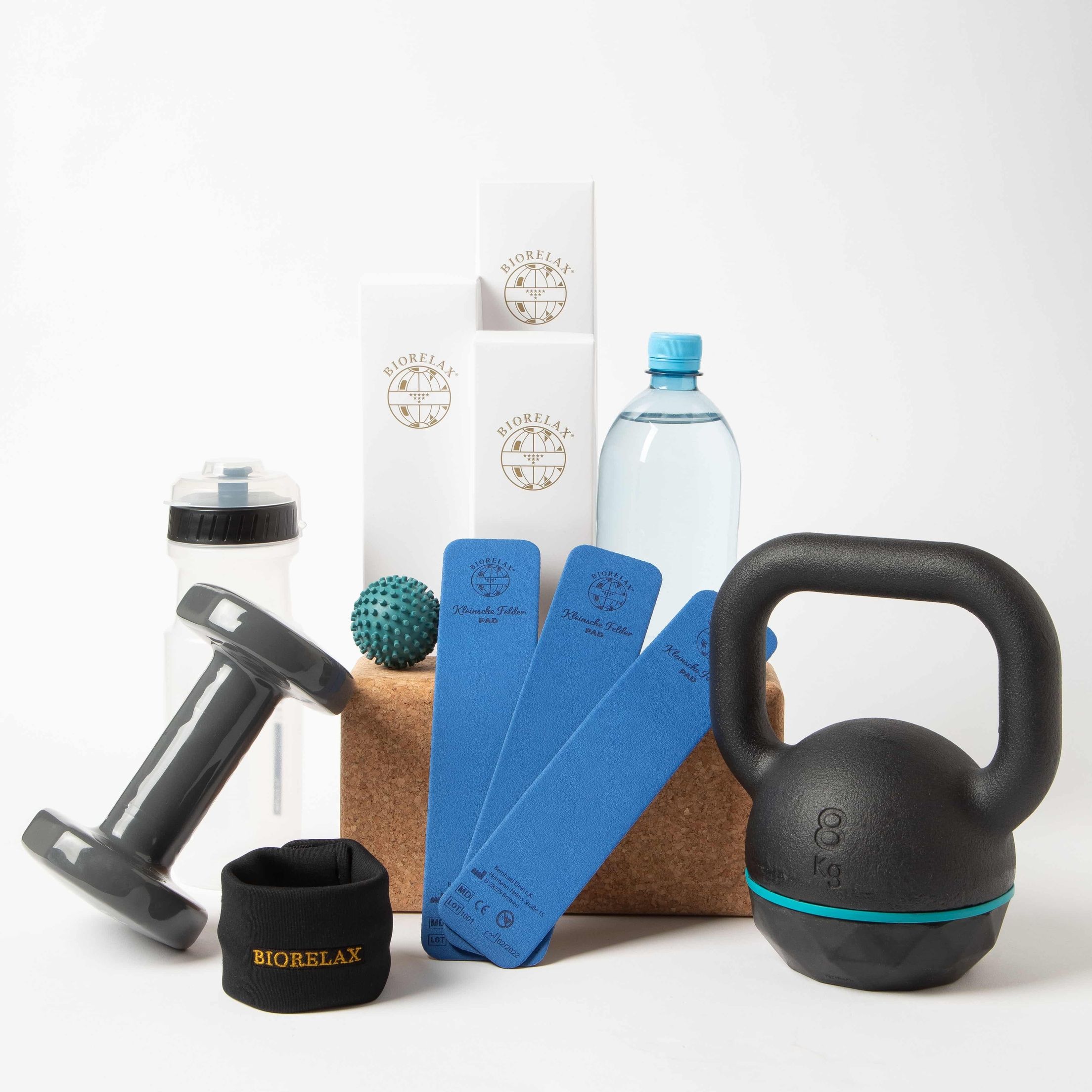 Fitnessausrüstung von Biorelax mit Kurzhantel, Kettlebell, Handgelenkbandage, Massagerolle, Wasserflasche und Übungskarten